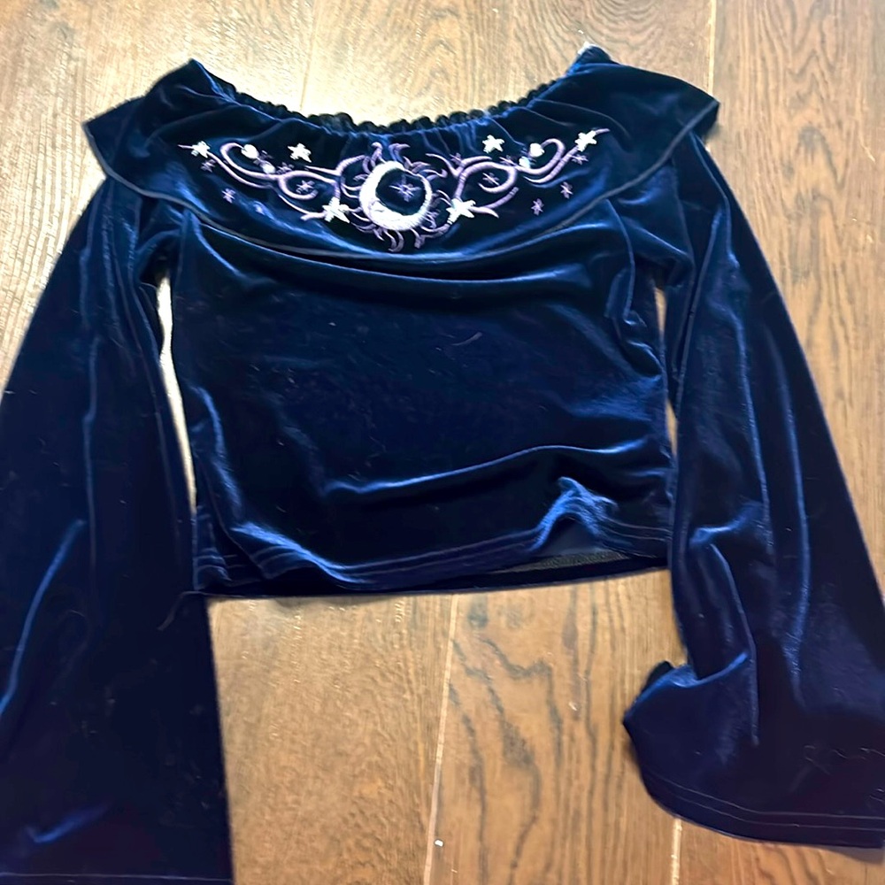 Off the sleeves half moon crop top